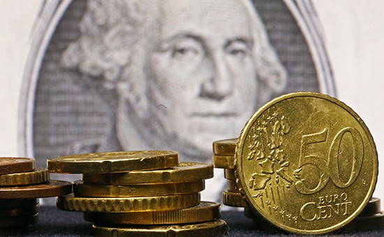 Драм слабеет к евро быстрее, чем к доллару