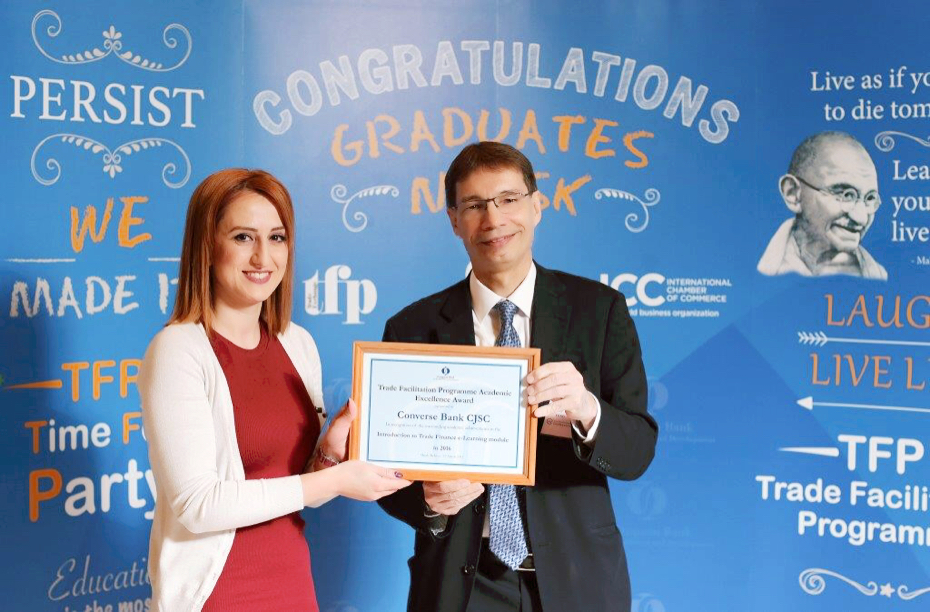 Евробанк удостоил команду Конверс Банка международной награды "Trade Facilitation Programme Academic Excellence Award"