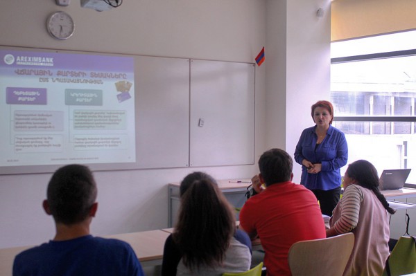 Сотрудники Арэксимбанка-группы Газпромбанка провели открытый урок в ереванской школе "АЙБ"
