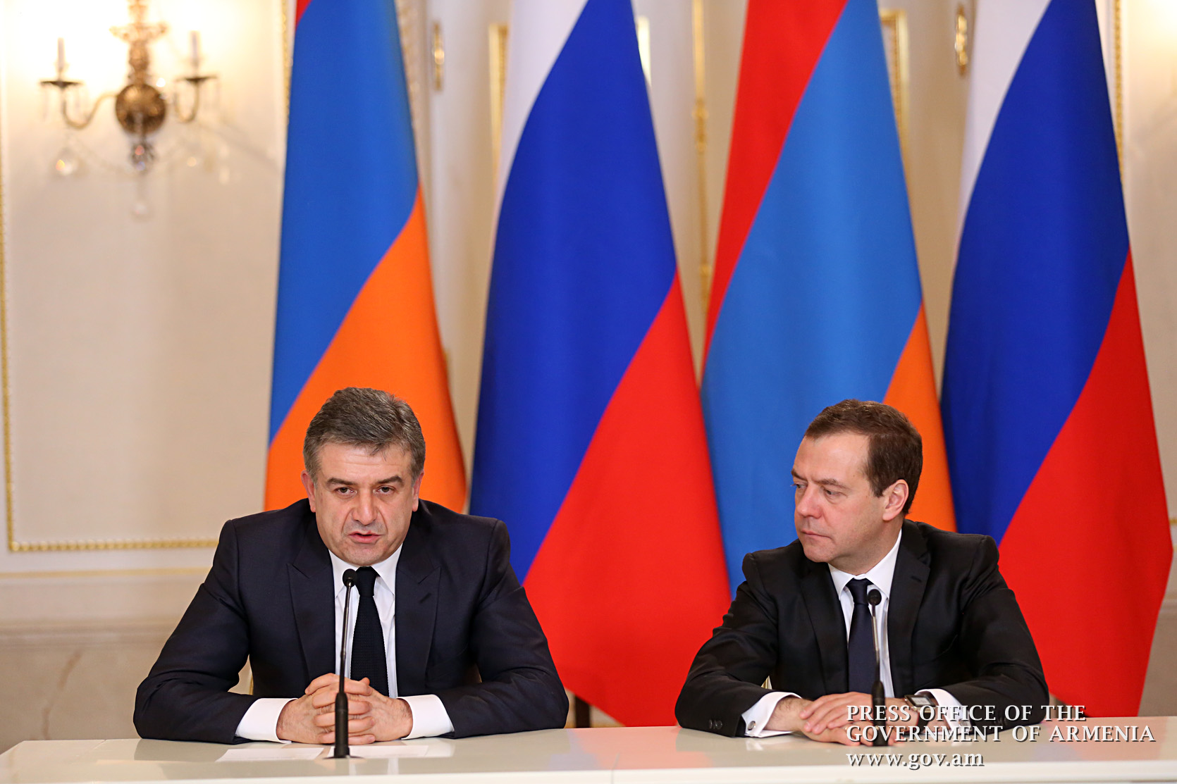 В Москве прошла встреча Карапетян-Медведев