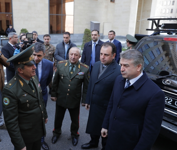 Премьер-министр Армении ознакомился с новейшими образцами ВПК республики