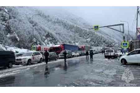 КПП "Верхний Ларс" продолжает оставаться закрытым для движения автотранспорта