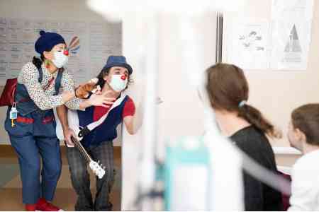 ԱրարատԲանկը և «Թէատրոն» փառատոնը ժպիտներ պարգևեցին փոքրիկներին