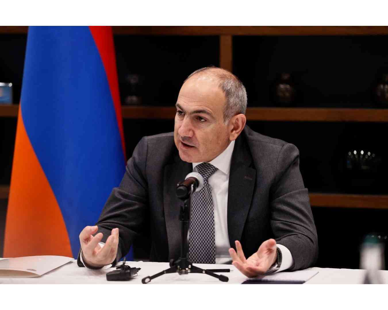 Пашинян призвал официантов - требуйте фиксации полной зарплаты