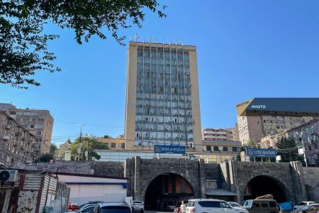 На улице Сарьяна начался демонтаж здания Главпочтамта